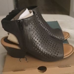 BOC 7.5 Thebe Black Sandals NIB